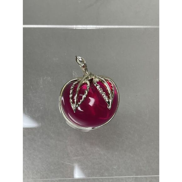 Vintage SARAH COVENTRY Magenta PINK LUCITE APPLE BROOCH Jelly Belly Cherry - Picture 1 of 6